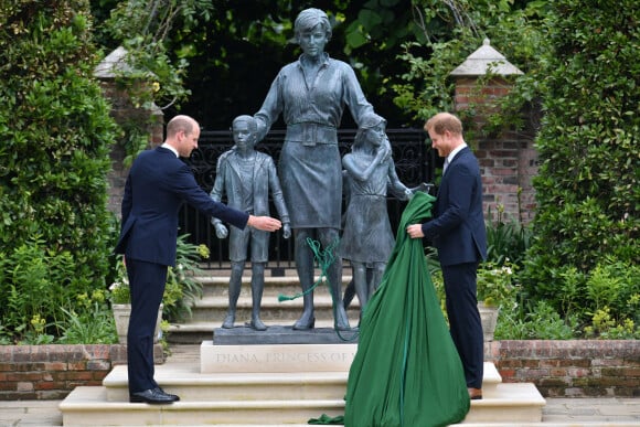 Le prince William, duc de Cambridge, et son frère Le prince Harry, duc de Sussex, se retrouvent à l'inauguration de la statue de leur mère, la princesse Diana dans les jardins de Kensington Palace à Londres, le 1er juillet 2021. Ce jour-là, la princesse Diana aurait fêté son 60 ème anniversaire.