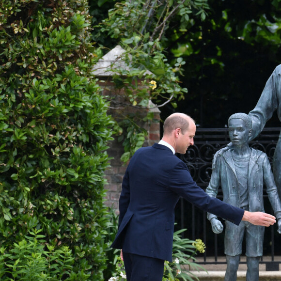 Le prince William, duc de Cambridge, et son frère Le prince Harry, duc de Sussex, se retrouvent à l'inauguration de la statue de leur mère, la princesse Diana dans les jardins de Kensington Palace à Londres, le 1er juillet 2021. Ce jour-là, la princesse Diana aurait fêté son 60 ème anniversaire.