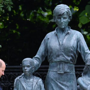 Le prince William, duc de Cambridge, et son frère Le prince Harry, duc de Sussex, se retrouvent à l'inauguration de la statue de leur mère, la princesse Diana dans les jardins de Kensington Palace à Londres, le 1er juillet 2021. Ce jour-là, la princesse Diana aurait fêté son 60 ème anniversaire.