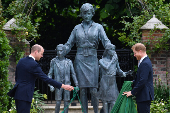 Le prince William, duc de Cambridge, et son frère Le prince Harry, duc de Sussex, se retrouvent à l'inauguration de la statue de leur mère, la princesse Diana dans les jardins de Kensington Palace à Londres, le 1er juillet 2021. Ce jour-là, la princesse Diana aurait fêté son 60 ème anniversaire.