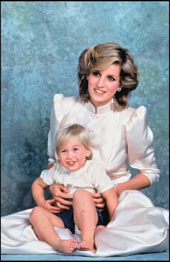 Diana Spencer et son fils le prince William en 1984.
