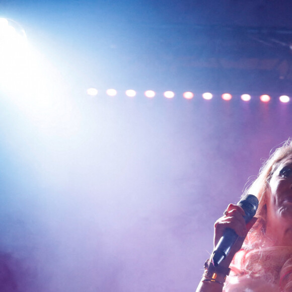 Exclusif - Loana (Loana Petrucciani) - Concert de Eryl Prayer (sosie d'Elvis Priesley) lors de la tournée "Elvis Tour intimiste" avec la participation de Loana au bateau théâtre "Le Nez Rouge" à Paris, le 26 juin 2021. © Christophe Clovis / Bestimage