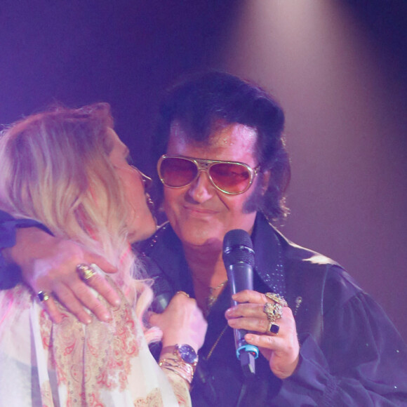 Exclusif - Loana (Loana Petrucciani), Eric Prayer (sosie d'Elvis Presley) - Concert de Eryl Prayer (sosie d'Elvis Presley) lors de la tournée "Elvis Tour intimiste" avec la participation de Loana au bateau théâtre "Le Nez Rouge" à Paris, le 26 juin 2021. © Christophe Clovis / Bestimage