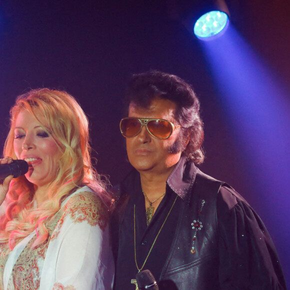 Exclusif - Loana (Loana Petrucciani), Eric Prayer (sosie d'Elvis Presley) - Concert de Eryl Prayer (sosie d'Elvis Presley) lors de la tournée "Elvis Tour intimiste" avec la participation de Loana au bateau théâtre "Le Nez Rouge" à Paris, le 26 juin 2021. © Christophe Clovis / Bestimage