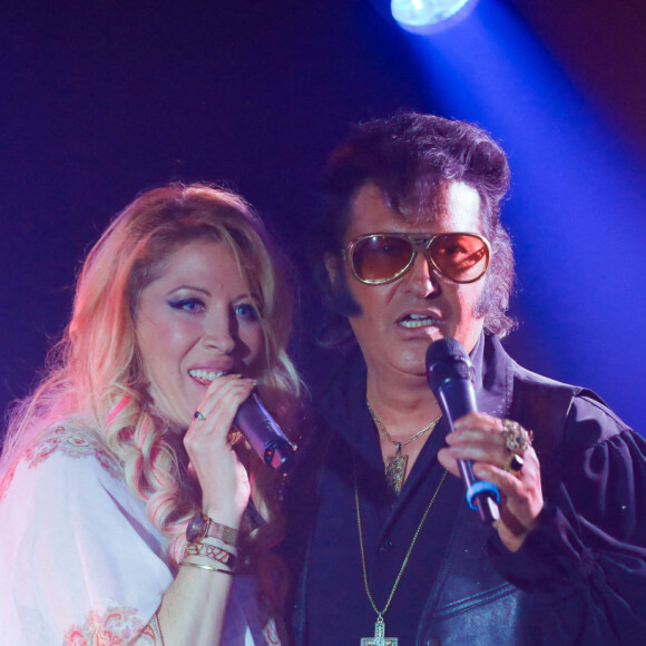 Exclusif - Loana (Loana Petrucciani), Eric Prayer (sosie d'Elvis Presley) - Concert de Eryl Prayer (sosie d'Elvis Presley) lors de la tournée "Elvis Tour intimiste" avec la participation de Loana au bateau théâtre "Le Nez Rouge" à Paris, le 26 juin 2021. © Christophe Clovis / Bestimage