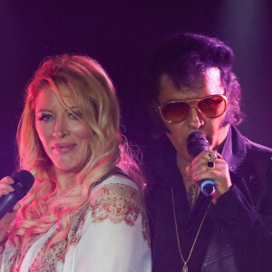 Exclusif - Loana (Loana Petrucciani), Eric Prayer (sosie d'Elvis Presley) - Concert de Eryl Prayer (sosie d'Elvis Presley) lors de la tournée "Elvis Tour intimiste" avec la participation de Loana au bateau théâtre "Le Nez Rouge" à Paris, le 26 juin 2021. © Christophe Clovis / Bestimage