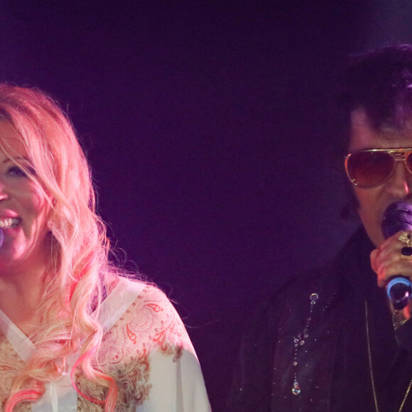 Exclusif - Loana (Loana Petrucciani), Eric Prayer (sosie d'Elvis Presley) - Concert de Eryl Prayer (sosie d'Elvis Presley) lors de la tournée "Elvis Tour intimiste" avec la participation de Loana au bateau théâtre "Le Nez Rouge" à Paris, le 26 juin 2021. © Christophe Clovis / Bestimage