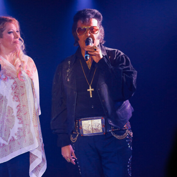 Exclusif - Loana (Loana Petrucciani), Eric Prayer (sosie d'Elvis Presley) - Concert de Eryl Prayer (sosie d'Elvis Presley) lors de la tournée "Elvis Tour intimiste" avec la participation de Loana au bateau théâtre "Le Nez Rouge" à Paris, le 26 juin 2021. © Christophe Clovis / Bestimage