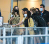 Angelina Jolie arrive à l'aéroport JFK de New York avec ses six enfants Maddox, Pax, Zahara, Shiloh, Vivienne et Knox, le 11 juin 2021.