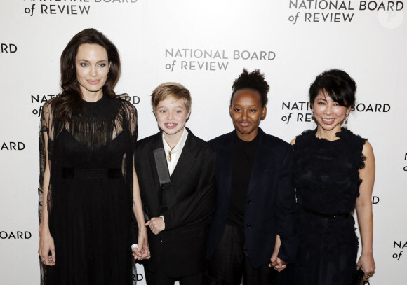 Angelina Jolie avec sa fille Shiloh Jolie-Pitt (le bras en écharpe) et sa fille Zahara Jolie-Pitt, Zahara Jolie-Pitt et Loung Ung - Célébrités à la soirée de gala des National Board of Review Annual Awards à New York City, New York, Etats-Unis, le 9 janvier 2018.