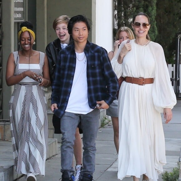 Angelina Jolie est allée déjeuner avec ses enfants Shiloh, Zahara et Pax Jolie-Pitt au restaurant Fig & Olive dans le quartier de West Hollywood à Los Angeles, le 2 septembre 2019.