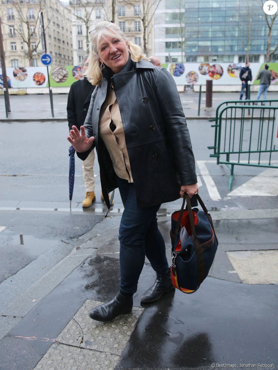 Exclusif - Charlotte de Turckheim - People à leur arrivée dans les studios RTL à Paris. Le 16 décembre 2019. © Jonathan Rebboah / Panoramic / Bestimage