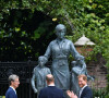 Le prince William, duc de Cambridge, et son frère Le prince Harry, duc de Sussex, se retrouvent à l'inauguration de la statue de leur mère, la princesse Diana dans les jardins de Kensington Palace à Londres, le 1er juillet 2021. Ce jour-là, la princesse Diana aurait fêté son 60 ème anniversaire.