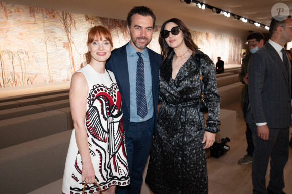 Jessica Chastain, son mari Gian Luca Passi de Preposulo et Monica Bellucci assistent au défilé de mode Haute-Couture 2021/2022 Christian Dior au musée Rodin. Paris, le 5 juillet 2021.