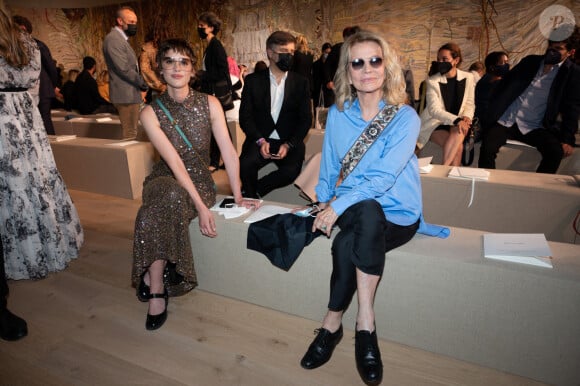Mathilde Warnier et Nicole Garcia assistent au défilé de mode Haute-Couture 2021/2022 Christian Dior au musée Rodin. Paris, le 5 juillet 2021.