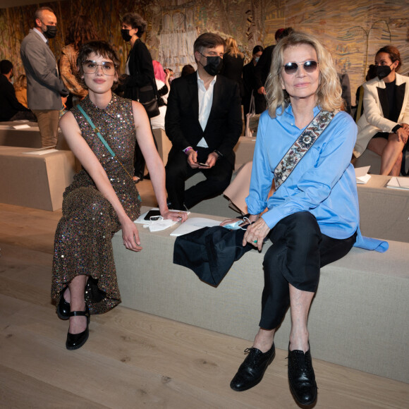Mathilde Warnier et Nicole Garcia assistent au défilé de mode Haute-Couture 2021/2022 Christian Dior au musée Rodin. Paris, le 5 juillet 2021.