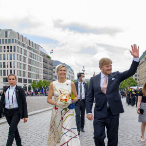 Le roi Willem-Alexander et la reine Maxima des Pays-Bas se rendent à la porte de Brandebourg à Berlin, lors de leur visite d'Etat de trois jours en Allemagne, le 5 juillet 2021.