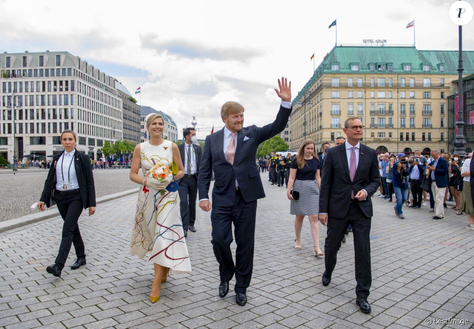 Le roi Willem-Alexander et la reine Maxima des Pays-Bas se rendent à la porte de Brandebourg à Berlin, lors de leur visite d'Etat de trois jours en Allemagne, le 5 juillet 2021.