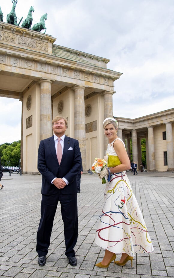 Le roi Willem-Alexander et la reine Maxima des Pays-Bas se rendent à la porte de Brandebourg à Berlin, lors de leur visite d'Etat de trois jours en Allemagne, le 5 juillet 2021.