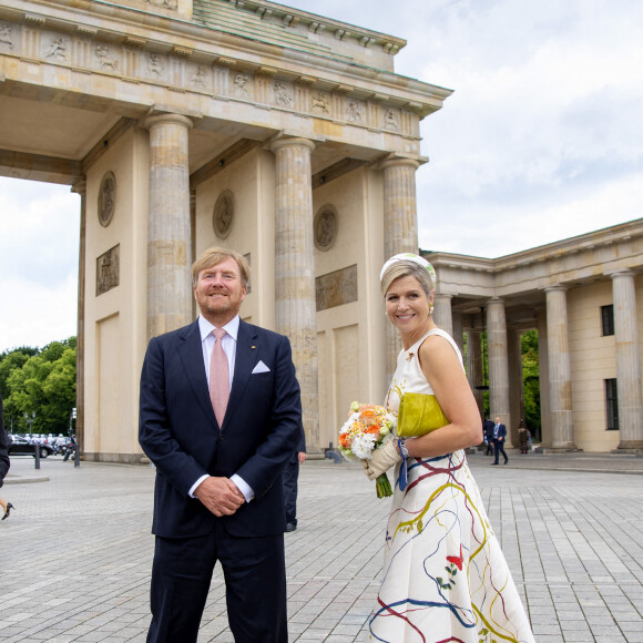 Le roi Willem-Alexander et la reine Maxima des Pays-Bas se rendent à la porte de Brandebourg à Berlin, lors de leur visite d'Etat de trois jours en Allemagne, le 5 juillet 2021.