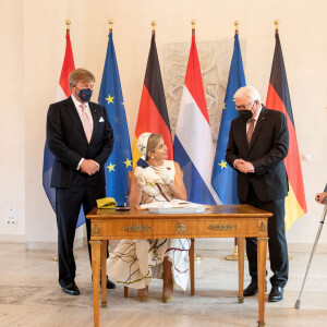 Le président fédéral allemand Frank-Walter Steinmeier et sa femme Elke Büdenbender reçoivent le roi Willem-Alexander et la reine Maxima des Pays-Bas au château de Bellevue à Berlin, Allemagne, le 5 juillet 2021.