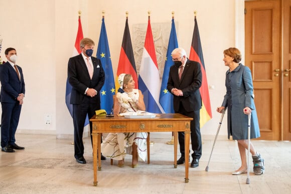 Le président fédéral allemand Frank-Walter Steinmeier et sa femme Elke Büdenbender reçoivent le roi Willem-Alexander et la reine Maxima des Pays-Bas au château de Bellevue à Berlin, Allemagne, le 5 juillet 2021.