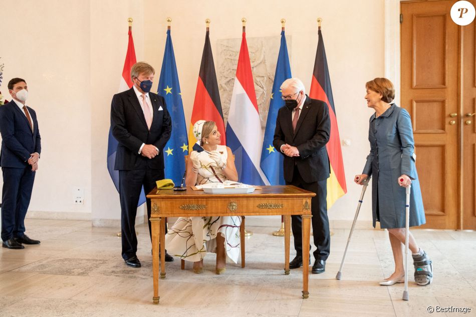 Le président fédéral allemand Frank-Walter Steinmeier et sa femme Elke Büdenbender reçoivent le roi Willem-Alexander et la reine Maxima des Pays-Bas au château de Bellevue à Berlin, Allemagne, le 5 juillet 2021.