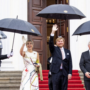 Le président fédéral allemand Frank-Walter Steinmeier et sa femme Elke Büdenbender reçoivent le roi Willem-Alexander et la reine Maxima des Pays-Bas au château de Bellevue à Berlin, Allemagne, le 5 juillet 2021.