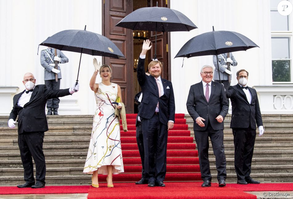 Le président fédéral allemand Frank-Walter Steinmeier et sa femme Elke Büdenbender reçoivent le roi Willem-Alexander et la reine Maxima des Pays-Bas au château de Bellevue à Berlin, Allemagne, le 5 juillet 2021.