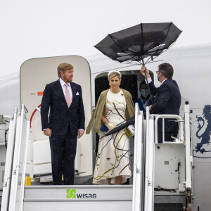 Le roi Willem-Alexander et la reine Maxima des Pays-Bas arrivent, pour une visite d'Etat en Allemagne, à l'aéroport Willy-Brandt de Berlin-Brandebourg, Allemagne, le 5 juillet 2021.