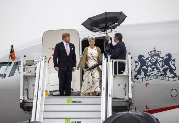 Le roi Willem-Alexander et la reine Maxima des Pays-Bas arrivent, pour une visite d'Etat en Allemagne, à l'aéroport Willy-Brandt de Berlin-Brandebourg, Allemagne, le 5 juillet 2021.