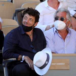 Patrick Bruel et Jean-Paul Enthoven dans les tribunes des Internationaux de France de Roland-Garros à Paris le 11 juin 2021. © Dominique Jacovides / Bestimage