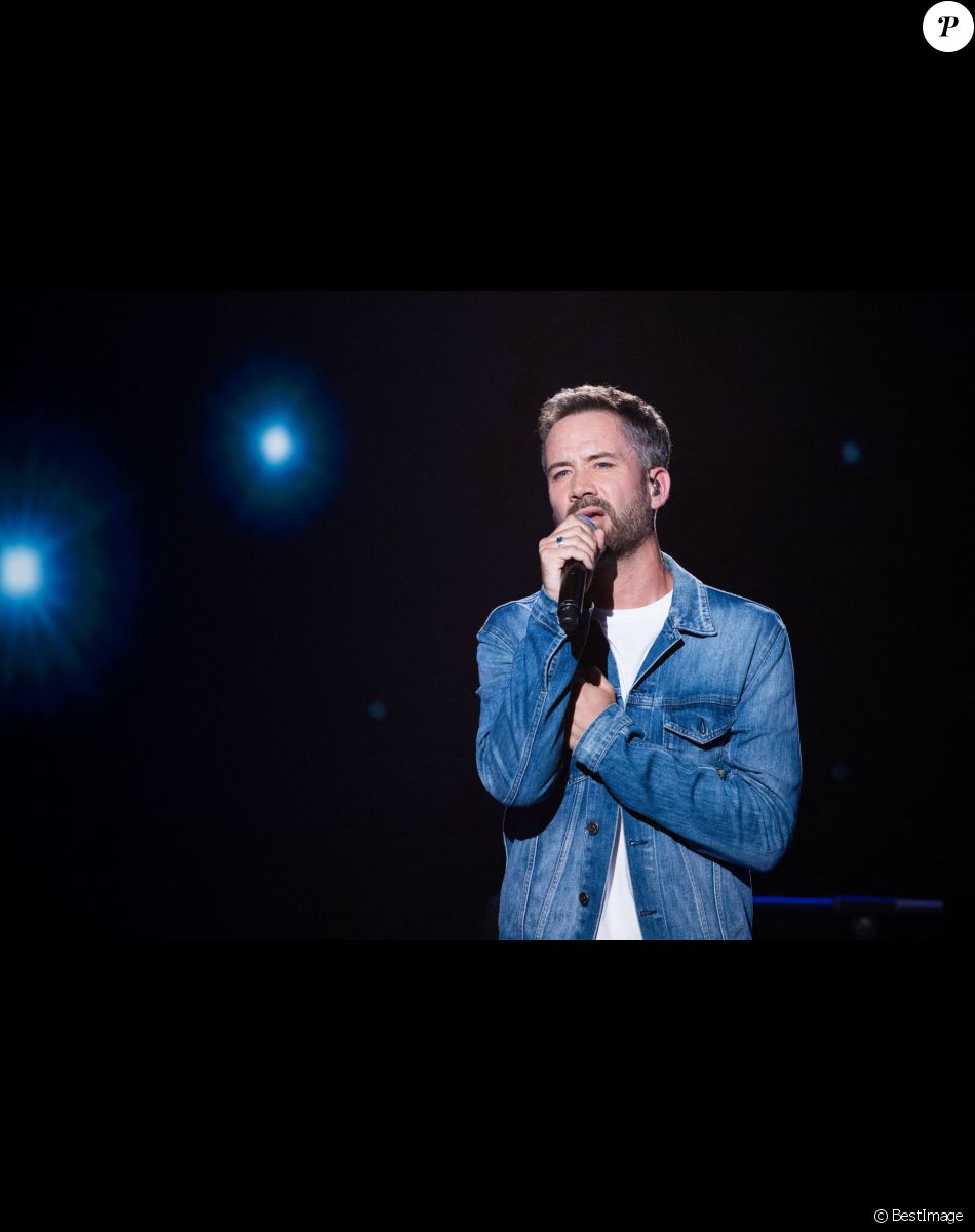 Exclusif - No Web - Emmanuel Moire - Enregistrement de l'émission "La boîte à Secrets 5" à Paris, qui sera diffusée le 6 novembre sur France 3. Le 21 septembre 2020 Au cours de la soirée, chaque invité aura une boîte disposée devant lui, de laquelle il extraira un objet revêtant une valeur particulière à ses yeux. Après en avoir livré la signification en plateau, la personnalité verra alors apparaître une surprise dans la boîte géante de l'émission, avec l'intervention de proches. Une émission qui véhicule de belles valeurs, et qui contiendra son lot de larmes et de révélations dans une atmosphère bienveillante. © Tiziano Da Silva / Bestimage Exclusive - No Web No Blog pour Belgique et Suisse