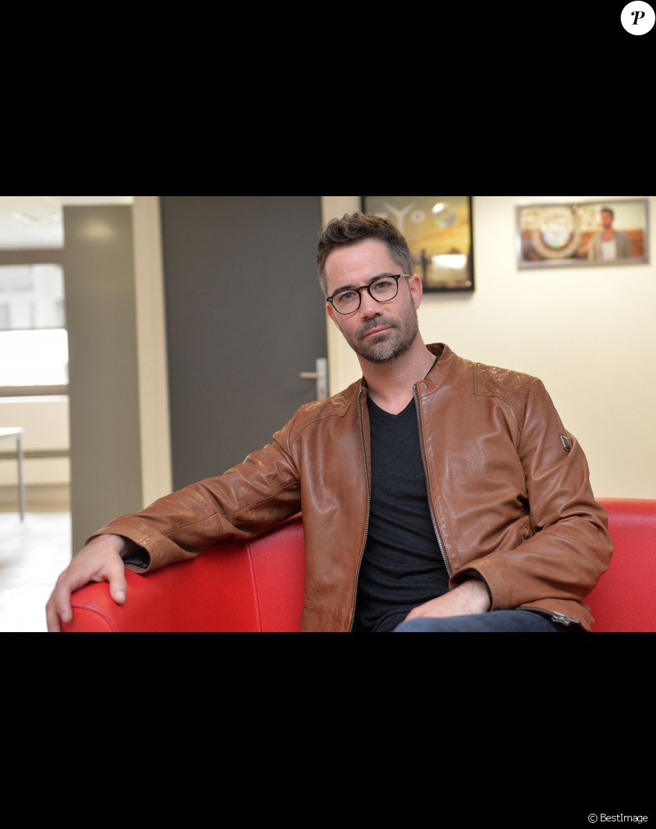 Exclusif - Emmanuel Moire pose lors de son interview réalisée par Bernard Montiel pour la radio MFM à Paris, le 1er juin 2015. L'émission sera diffusée le 6 juin prochain.