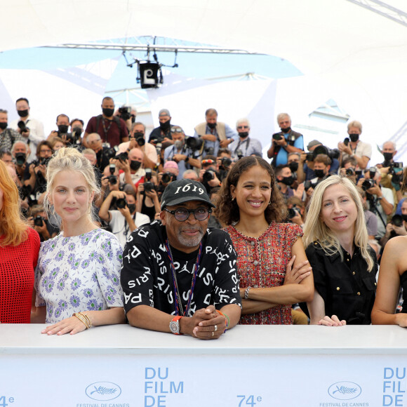 Mylène Farmer, Mélanie Laurent, Spike Lee, président du jury, Mati Diop, Jessica Hausner, Maggie Gyllenhaal (habillée en Celine) au photocall du jury officiel du 74ème festival international du film de Cannes le 6 juillet 2021 © Jacovides / Moreau / Bestimage 