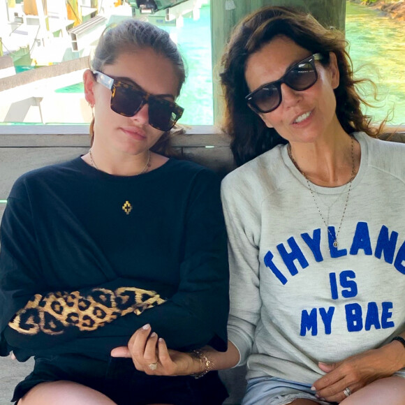 Thylane Blondeau et sa mère Véronika Loubry pendant leurs vacances en famille pour fêter les 18 ans de Thylane sur l'île de Staniel Cay, aux Bahamas, le 5 avril 2019.