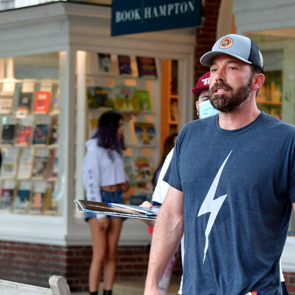 Ben Affleck a emmené les enfants de Jennifer Lopez, Emme et Maximilian, faire du shopping dans Les Hamptons. Le 6 juillet 2021.