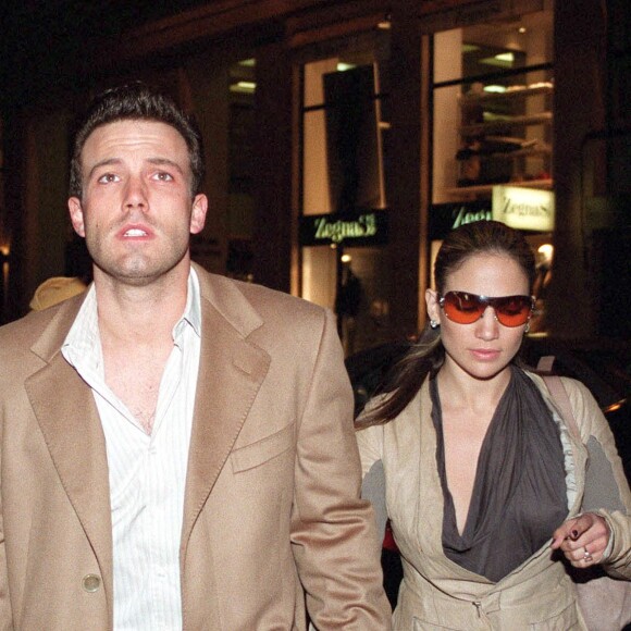 Ben Affleck et Jennifer Lopez à l'hôtel Crillon de Paris en 2003.