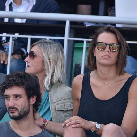 Laure Manaudou et son compagnon Jérémy Frérot (du groupe Fréro Delavega) dans les tribunes lors de la finale des Internationaux de tennis de Roland-Garros à Paris, le 7 juin 2015.