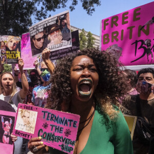 Les fans de Britney Spears sont venus supporter leur idole devant le tribunal de Los Angeles, avec leur slogan. Le 23 juin 2021.