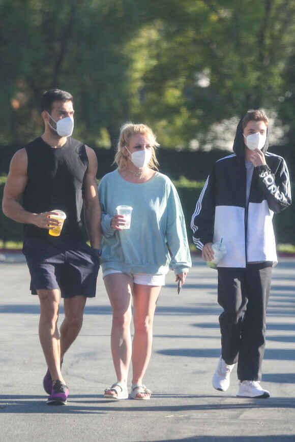 Exclusif - Première sortie de Britney Spears depuis l'épidémie de coronavirus (COVID-19) avec son compagnon Sam Asghari et un de ses fils à Los Angeles le 16 mars 2021.