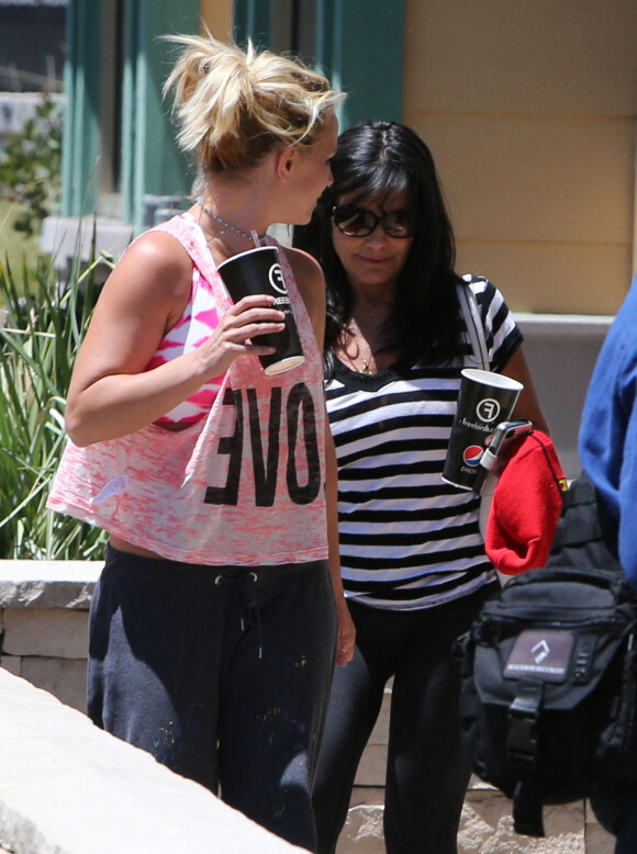 Britney Spears va déjeuner avec sa mère Lynne, son petit-ami David Lucado et ses fils Sean et Jayden à Thousand Oaks, le 8 août 2013.