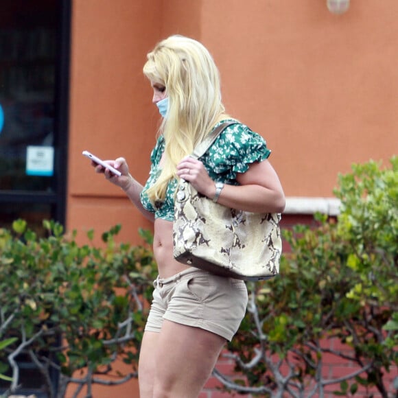 Britney Spears et son compagnon Sam Asghari sortent de leur confinement pour une journée shopping et sportive à Los Angeles le 16 juin 2020.