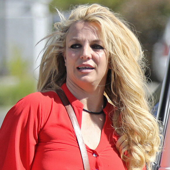 Britney Spears se rend une séance d'UV vêtue d'un mini short blanc et d'un crop top rouge à Los Angeles.