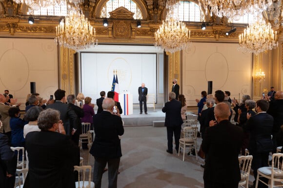 Edgar Morin - Le président de la République française, Emmanuel Macron reçoit le sociologue Edgar Morin, à l'occasion de ses 100 ans, au palais de l'Elysée à Paris, France, le 8 juillet 2021. © Jacques Witt/Pool/Bestimage 