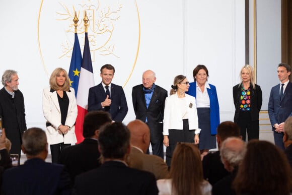 Jordi Savall, Brigitte and Emmanuel Macron, Edgar Morin and his wife, Catherine Brechignac, Laure Adler and Clement Hervieu-Leger - Le président de la République française, Emmanuel Macron reçoit le sociologue Edgar Morin, à l'occasion de ses 100 ans, au palais de l'Elysée à Paris, France, le 8 juillet 2021. © Jacques Witt/Pool/Bestimage 