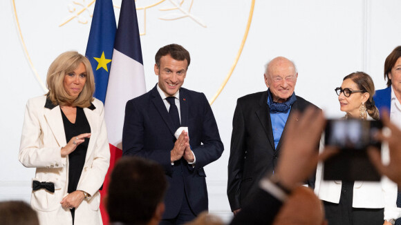 Emmanuel et Brigitte Macron complices avec Edgar Morin pour ses 100 ans !