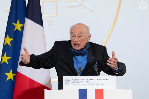 Edgar Morin - Le président de la République française, Emmanuel Macron reçoit le sociologue Edgar Morin, à l'occasion de ses 100 ans, au palais de l'Elysée à Paris, France, le 8 juillet 2021. © Jacques Witt/Pool/Bestimage 