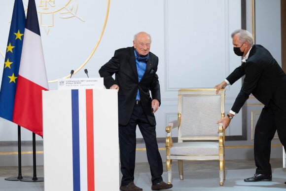 Edgar Morin - Le président de la République française, Emmanuel Macron reçoit le sociologue Edgar Morin, à l'occasion de ses 100 ans, au palais de l'Elysée à Paris, France, le 8 juillet 2021. © Jacques Witt/Pool/Bestimage 