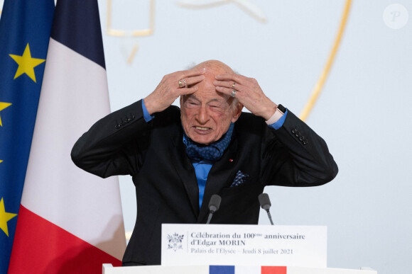 Edgar Morin - Le président de la République française, Emmanuel Macron reçoit le sociologue Edgar Morin, à l'occasion de ses 100 ans, au palais de l'Elysée à Paris, France, le 8 juillet 2021. © Jacques Witt/Pool/Bestimage 